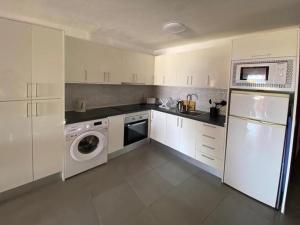 Appartamento primo piano con vista piscina e parziale vista mare