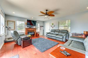 Waterfront Lake Buchanan Cottage with Kayaks!