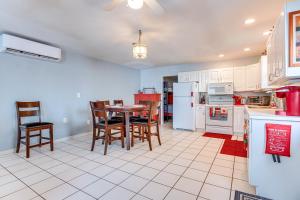 Waterfront Lake Buchanan Cottage with Kayaks!