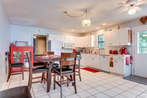 Waterfront Lake Buchanan Cottage with Kayaks!