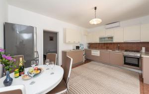 2 Bedroom Lovely Apartment In Potocnica 