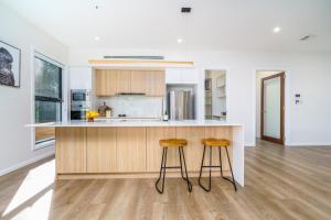 New 4 bedroom city home with Tesla charger - Hosted by CanStay