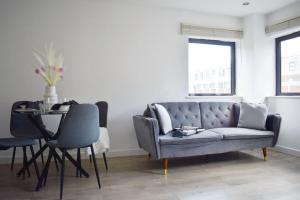 Stylish 2BR - 1 minute walk from Elizabeth Line