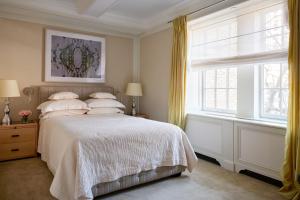 Superior Courtyard Queen Guest Room room in The Mark New York