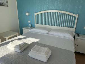 Habitación con cama extragrande.