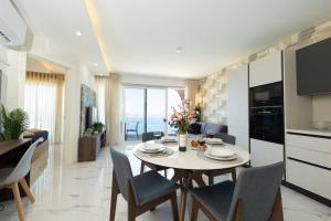 Ivory Suite seafront with views!- Fl 9 by Homely
