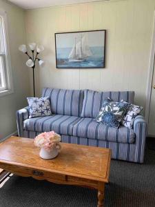 Spacious 5BR Beach House Vacation-walk to Scarborough!