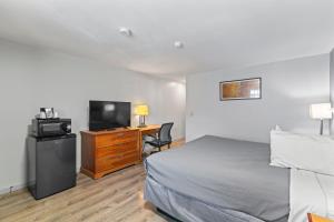 Queen Room - Smoking room in Knight's Inn Boston/Danvers