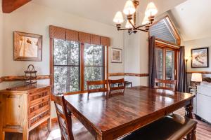 Walk to Shuttle, Lift and Main St! Breck Ski Base