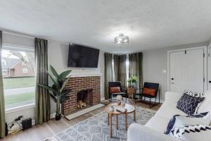 Touchdown Bungalow-Charming HOF Village Home - Ubytování bez kategorie ve městě Canton