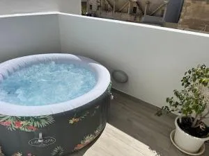 Sea side view 2 bedroom apartment with terrace Beppe`s apartment - 圣保罗湾城