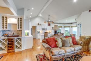 Luxe Home w Panoramic Greers Ferry Lake Views