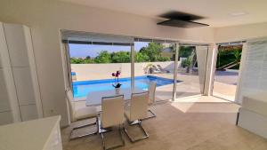 Penthouse Jacuzzi & Pool Luxury Apartments