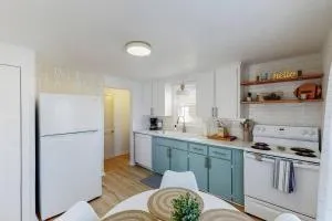 End Zone Escape-Light and Bright HOF Village Home - Minerva