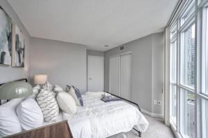 Entertainment District 1 bedroom free parking DT Toronto