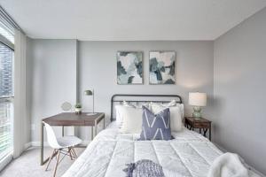 Entertainment District 1 bedroom free parking DT Toronto