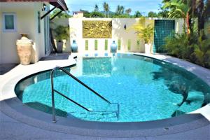 Very large Villa suitable for a large group up to 10 people or even 2 families