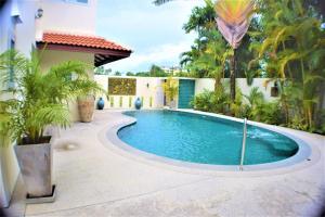 Very large Villa suitable for a large group up to 10 people or even 2 families