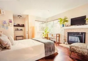 Cute Room! Own entry with fireplace - Point Richmond