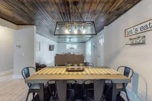 Steps to the HOF-Football Fans Dream Stay - Minerva