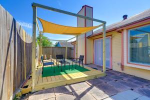 5 Mi to Sugar Land: Houston Area Home w Yard!