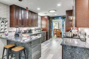~ 2 Blocks to Beach: Galveston Group Getaway!