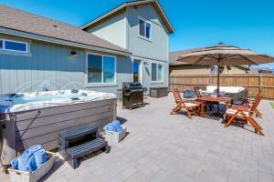 Spacious Bellemont Cabin with Jacuzzi and Mtn View!