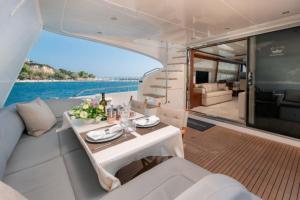 Private Yacht - Princess 72 Fly