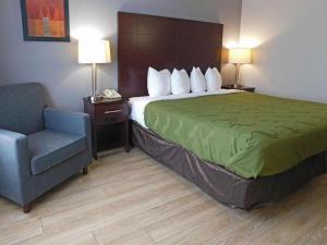 King Room Pet Friendly - Accessible/Non-Smoking room in Quality Inn Colchester Burlington