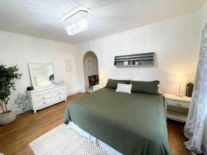 Downtown Knoxville Gem with King Bed and Free Parking