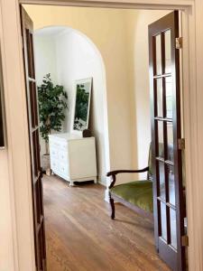 Downtown Knoxville Gem with King Bed and Free Parking