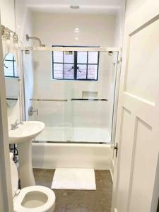 Downtown Knoxville Gem with King Bed and Free Parking