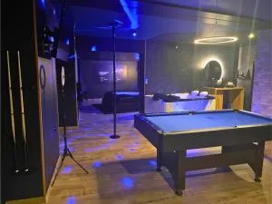Suite Cléopâtre avec balnéo & billard - Doux Bleu Jeux - Échiré