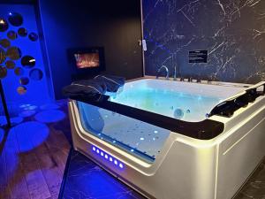 Appartements Suite Cleopatre avec balneo & billard - Doux Bleu Jeux : photos des chambres