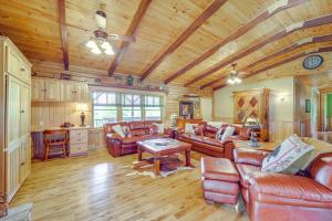 4 Mi to Grandfather Mountain Cabin in Newland!