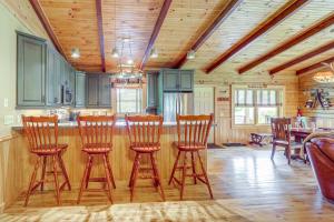 4 Mi to Grandfather Mountain Cabin in Newland!