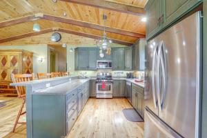 4 Mi to Grandfather Mountain Cabin in Newland!