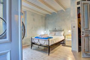 Black Olive Cottage Paramonas