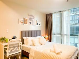 Luxury BGC Condo, Steps to Uptown Mall #oursw31i