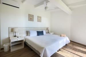 Perla de la Playa Beachfront Hotel