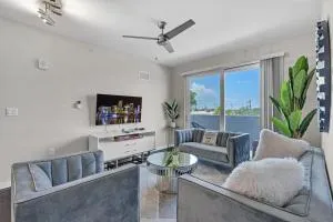 Sunny Haven 2 BR Unit in Boynton Beach With Parking - بوينتون بيتش