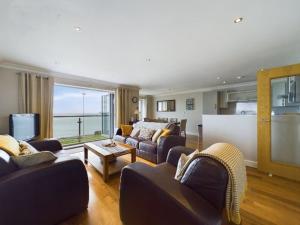Cosy 3 bedroom apartment in central Portrush with sea views