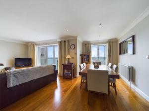 Cosy 3 bedroom apartment in central Portrush with sea views