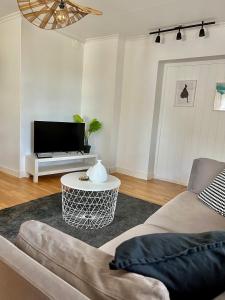 Cozy apartment in Jädraås nestled near the lake just 10 minutes from Kungsberget