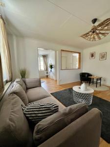 Cozy apartment in Jädraås nestled near the lake just 10 minutes from Kungsberget