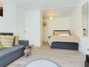 Fabulous Quiet Chelmsford Apartment - Free Parking - Pleshey