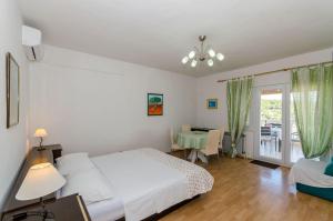 Apartments Jakov