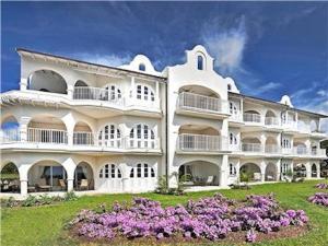 Royal Apartments 2 Bedrooms Communal Pool