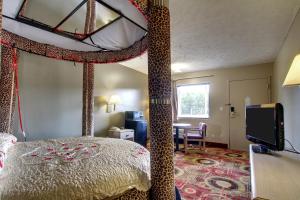 Suite room in Oak Tree Inn Durant