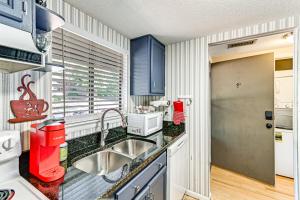 Lakeview Condo with Resort Pool 2 Miles to Golf!